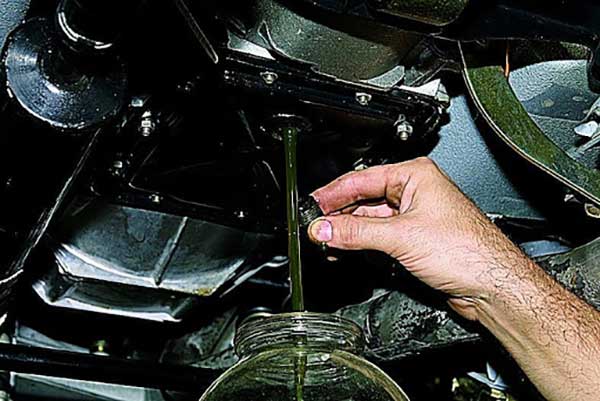 Перелив масла в двигатель: последствия и признаки