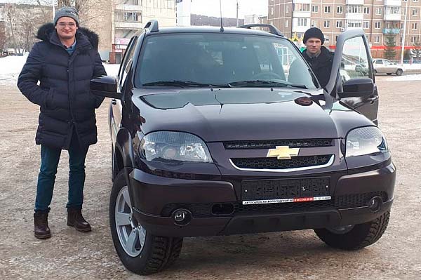 700-тысячный внедорожник Chevrolet Niva передан владельцу