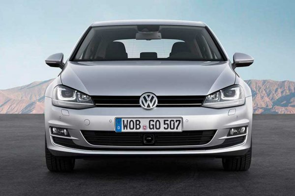 Автомобиль Volkswagen Golf VII, строгий, стремительный, солидный
