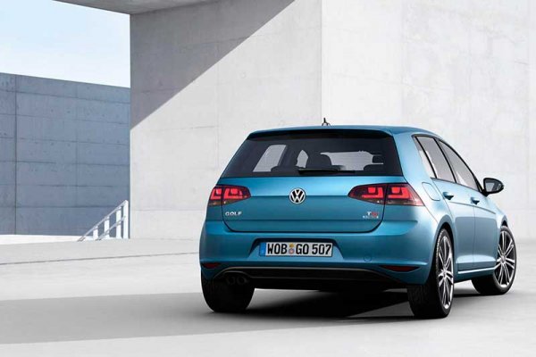 Автомобиль Volkswagen Golf VII, строгий, стремительный, солидный