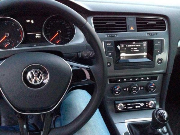 Автомобиль Volkswagen Golf VII, строгий, стремительный, солидный
