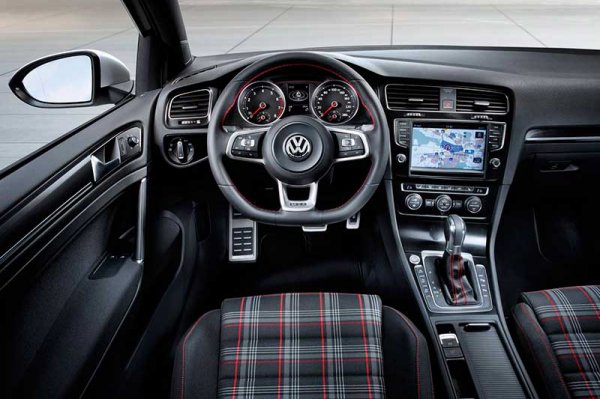 Автомобиль Volkswagen Golf VII, строгий, стремительный, солидный