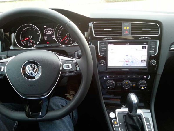 Автомобиль Volkswagen Golf VII, строгий, стремительный, солидный