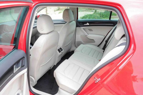 Автомобиль Volkswagen Golf VII, строгий, стремительный, солидный