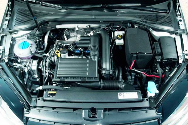 Автомобиль Volkswagen Golf VII, строгий, стремительный, солидный
