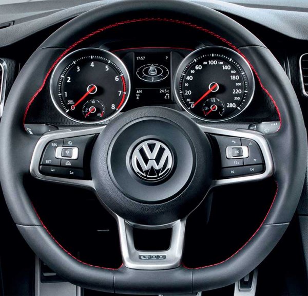 Автомобиль Volkswagen Golf VII, строгий, стремительный, солидный