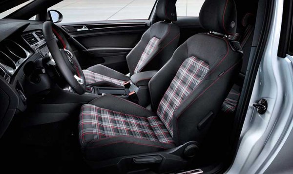 Автомобиль Volkswagen Golf VII, строгий, стремительный, солидный
