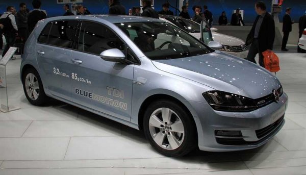 Автомобиль Volkswagen Golf VII, строгий, стремительный, солидный