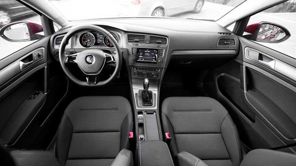 Автомобиль Volkswagen Golf VII, строгий, стремительный, солидный
