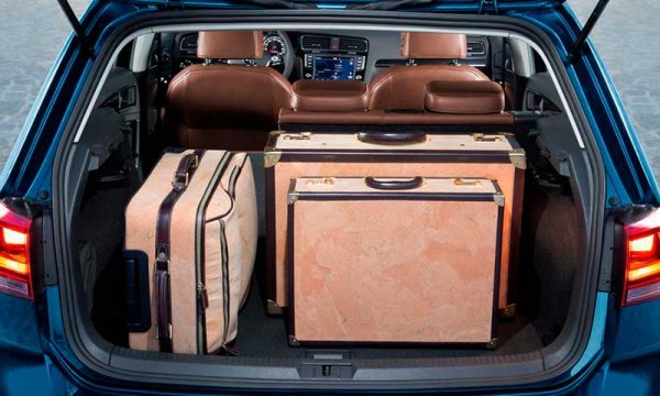 Автомобиль Volkswagen Golf VII, строгий, стремительный, солидный