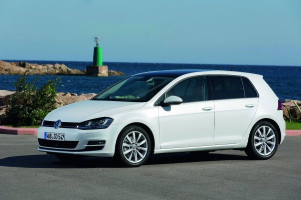 Автомобиль Volkswagen Golf VII, строгий, стремительный, солидный