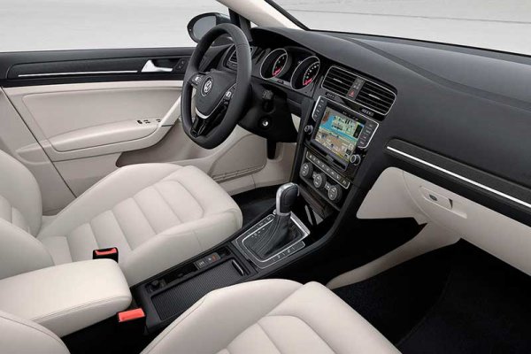 Автомобиль Volkswagen Golf VII, строгий, стремительный, солидный