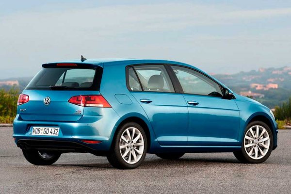 Автомобиль Volkswagen Golf VII, строгий, стремительный, солидный