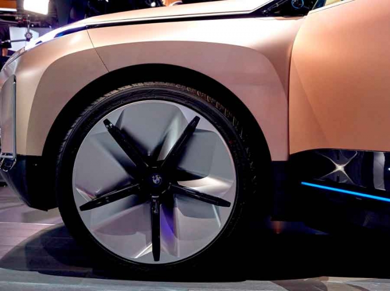 BMW iNEXT - новый электрический кроссовер 2021 года