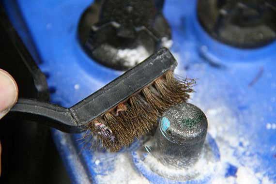 Как смазать клеммы АКБ, чтобы они не окислялись, для лучшего контакта?