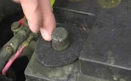 Как смазать клеммы АКБ, чтобы они не окислялись, для лучшего контакта?