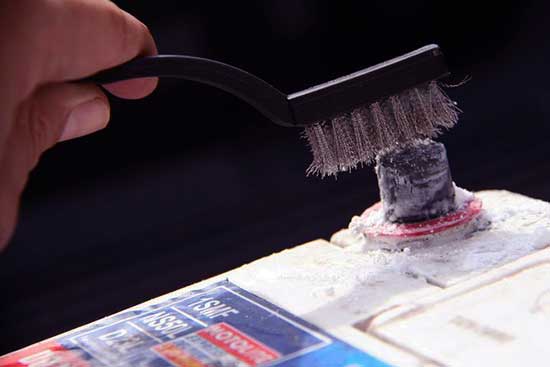 Как смазать клеммы АКБ, чтобы они не окислялись, для лучшего контакта?