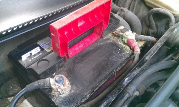 Как смазать клеммы АКБ, чтобы они не окислялись, для лучшего контакта?