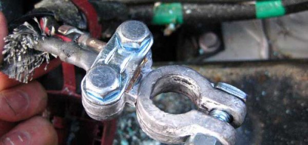 Как смазать клеммы АКБ, чтобы они не окислялись, для лучшего контакта?