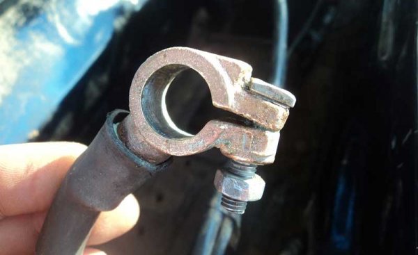 Как смазать клеммы АКБ, чтобы они не окислялись, для лучшего контакта?