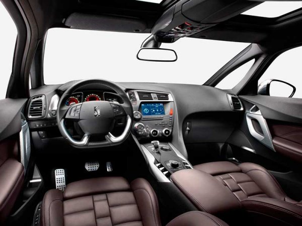 DS рассекретила российские цены на седан DS 4