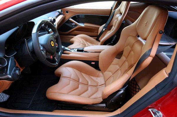 Ferrari F12 Berlinetta, агрессивный темперамент и неукротимая мощь