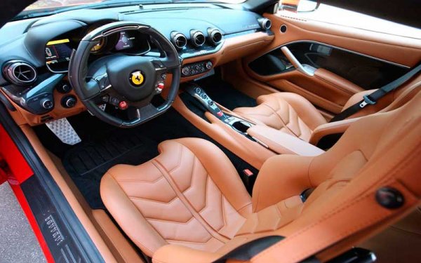 Ferrari F12 Berlinetta, агрессивный темперамент и неукротимая мощь