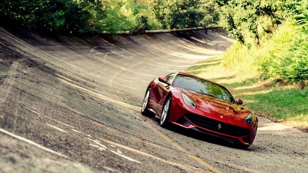 Ferrari F12 Berlinetta, агрессивный темперамент и неукротимая мощь