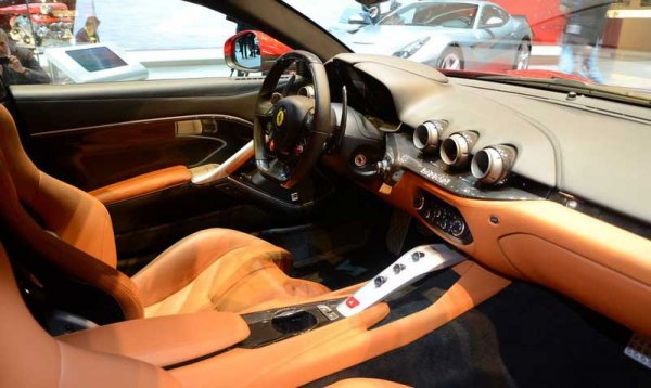 Ferrari F12 Berlinetta, агрессивный темперамент и неукротимая мощь