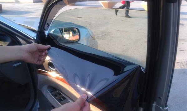 Как приклеить угольную пленку