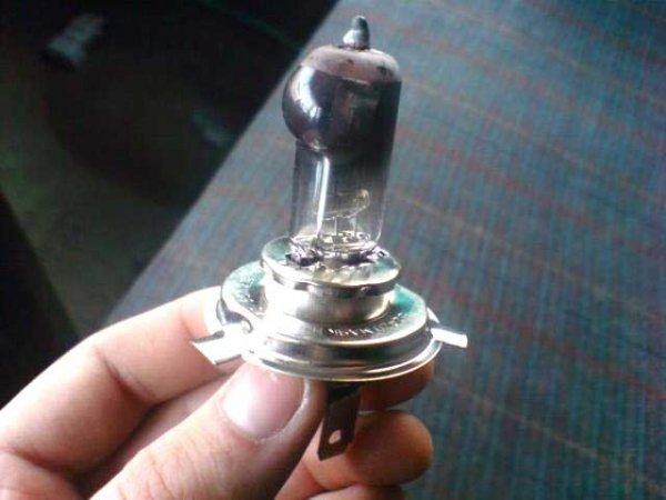 Как заменить лампы ближнего / дальнего света Лада Гранта, пошаговая инструкция