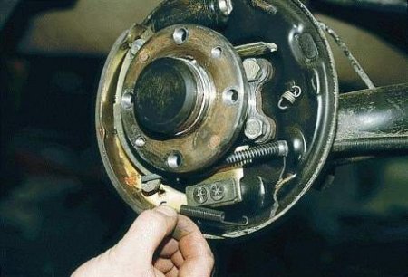 Как заменить тормозные колодки ВАЗ 2110, пошаговая инструкция