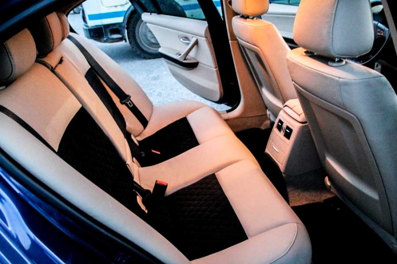 Какая обивка салона лучше: кожа или ткань?