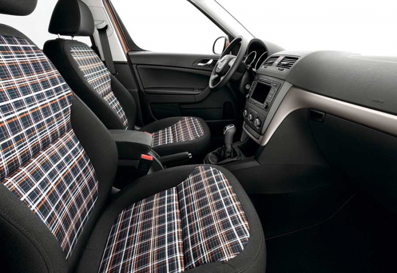 Какая обивка салона лучше: кожа или ткань?