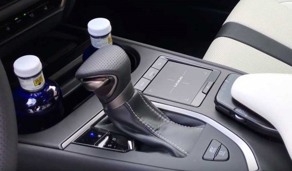 Lexus UX 2019 - городской кроссовер премиум-класса с агрессивным дизайном
