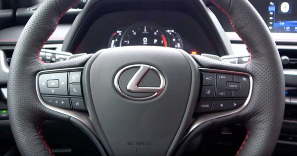 Lexus UX 2019 - городской кроссовер премиум-класса с агрессивным дизайном