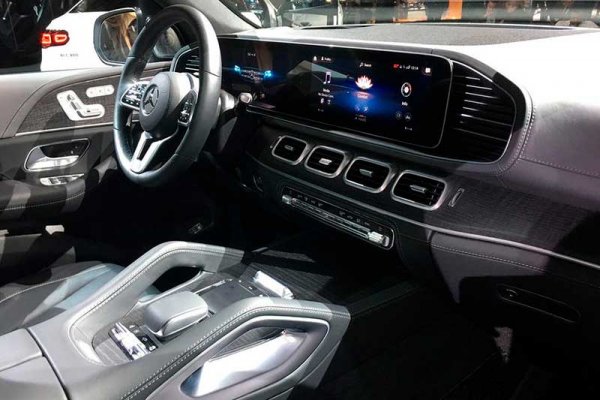 Mercedes-AMG представил люксовый кроссовер GLS с гибридным двигателем