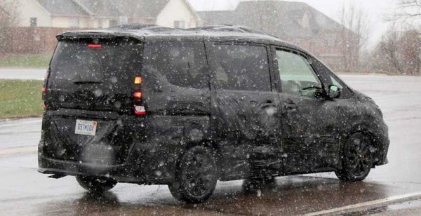 Nissan тестирует обновленный минивэн Serena