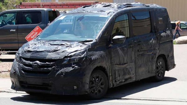 Nissan тестирует обновленный минивэн Serena