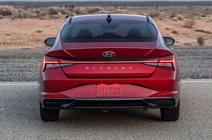 Новая Hyundai Elantra CN7 (2021) для России: почему корейцы в этом классе всех сделали?