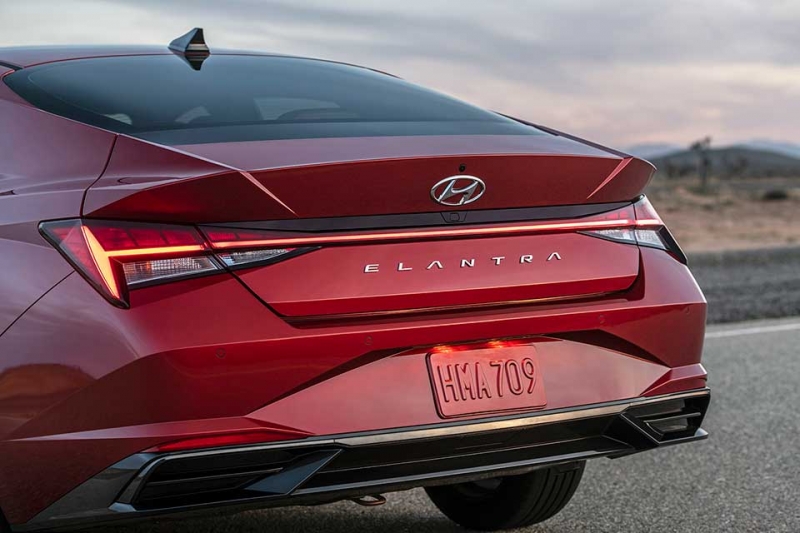 Новая Hyundai Elantra CN7 (2021) для России: почему корейцы в этом классе всех сделали?