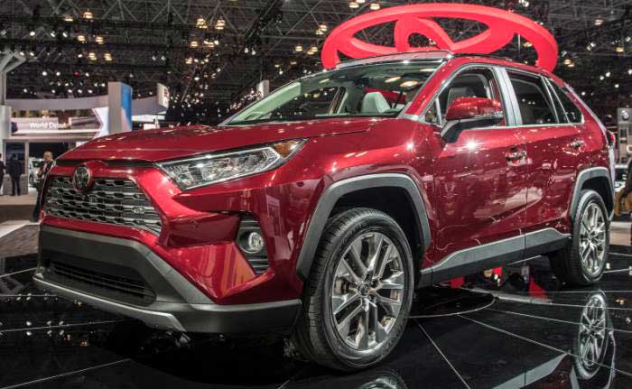 Новый Toyota RAV4 для России: названы цены и комплектации