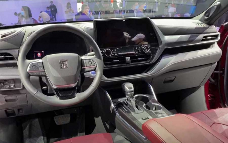 Новинки автосалона в Шанхае — Toyota Crown Kluger и Cadillac Lyriq
