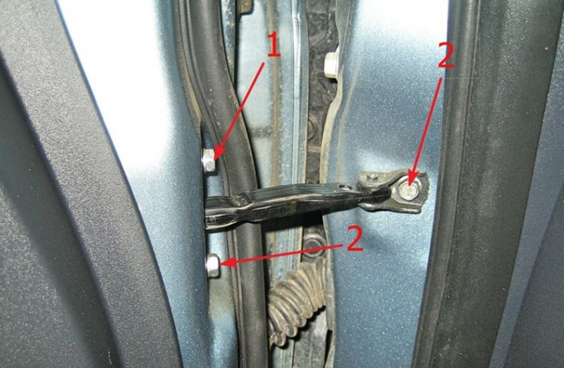 Camry 40 дверной упор