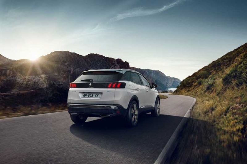 Peugeot 3008 Hybrid 4 2021 - новый подключаемый гибрид с ночным видением