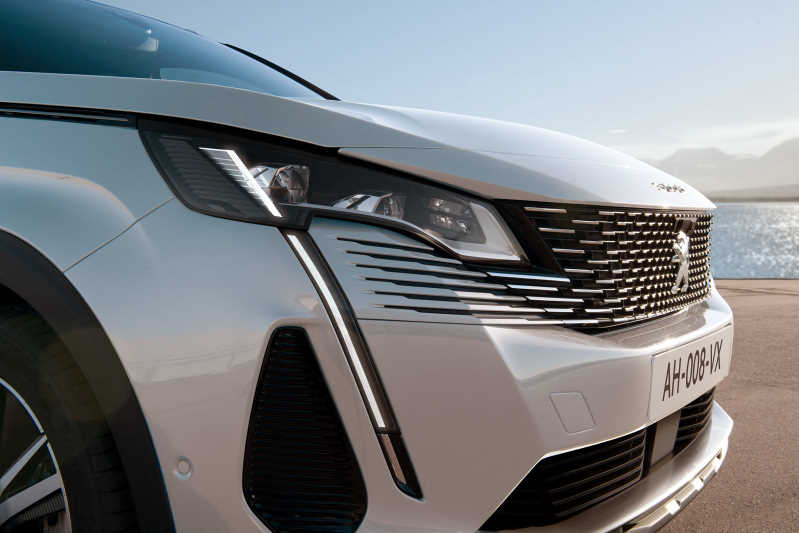 Peugeot 3008 Hybrid 4 2021 - новый подключаемый гибрид с ночным видением
