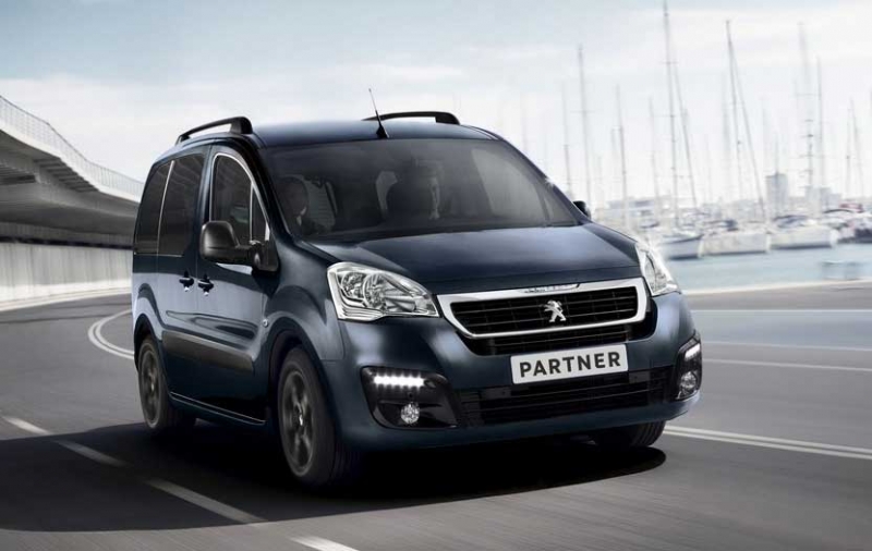 Peugeot 3008 Hybrid 4 2021 - новый подключаемый гибрид с ночным видением