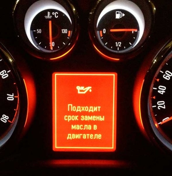 Почему моторное масло чернеет и опасно ли это?