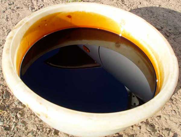 Почему моторное масло чернеет и опасно ли это?