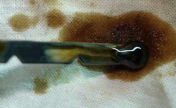 Почему моторное масло чернеет и опасно ли это?